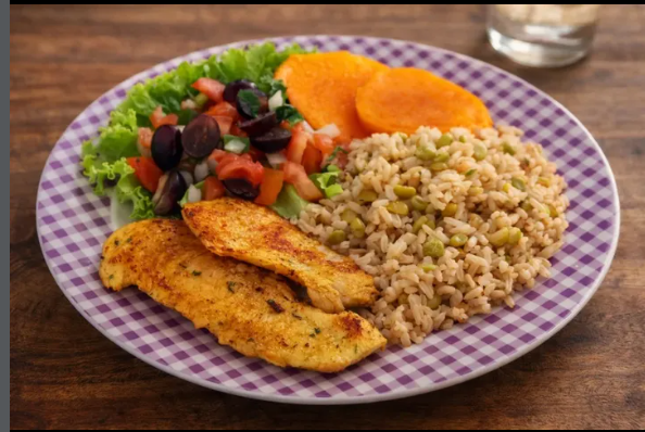 Prato com frango grelhado, arroz e salada