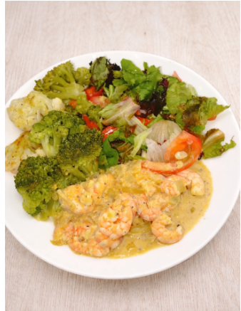 Refeição com camarão, legumes e salada